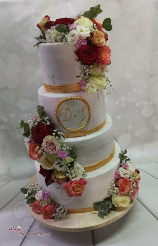 Hochzeitstorte Weiss Gold Rosa Mit Echten Blumen Sonja S Zuckerbackerei